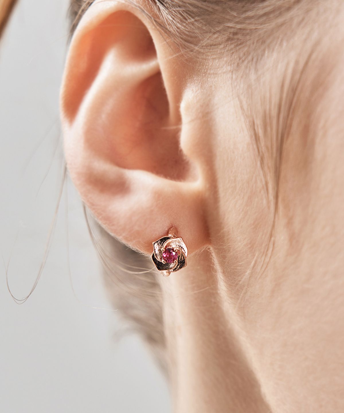 엘르주얼리(ELLEJEWELRY) 14K GF 심플 루비 플라워 원터치 귀걸이 ELGPEE523