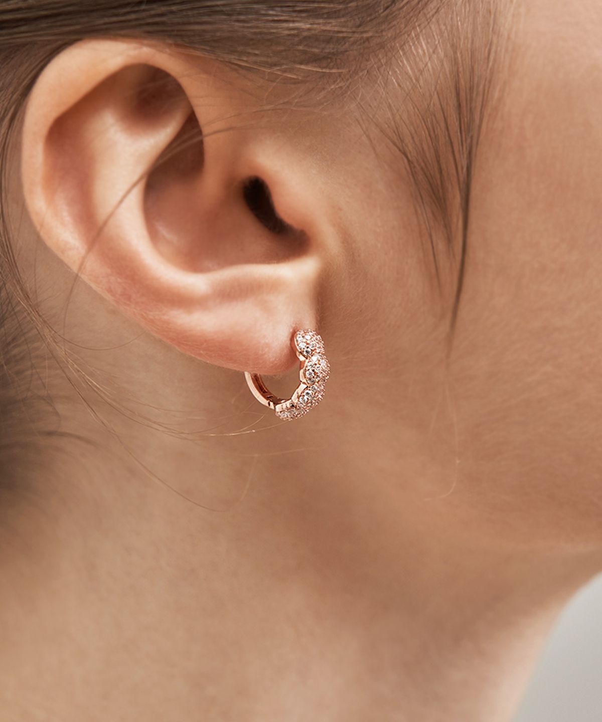 엘르주얼리(ELLEJEWELRY) 14K GF 볼드 스톤 원터치 귀걸이 ELGPEE521