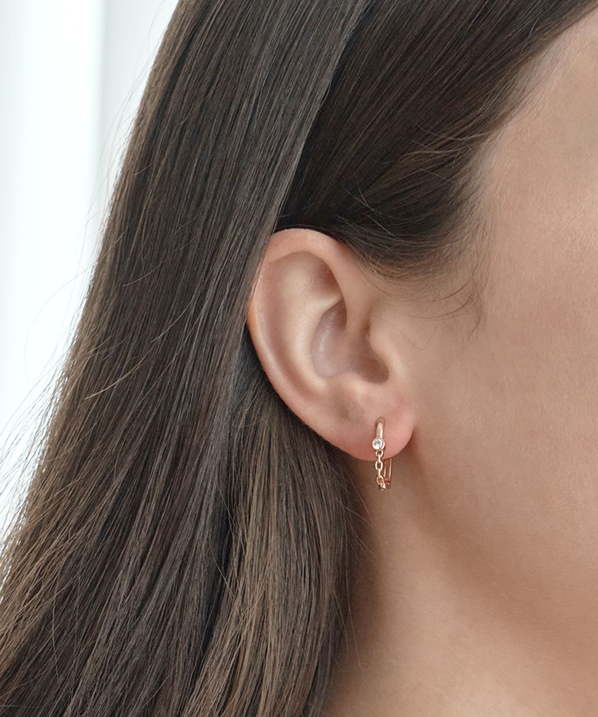 엘르주얼리(ELLEJEWELRY) 14K GF 하프 체인 원터치 귀걸이 ELGPEE497