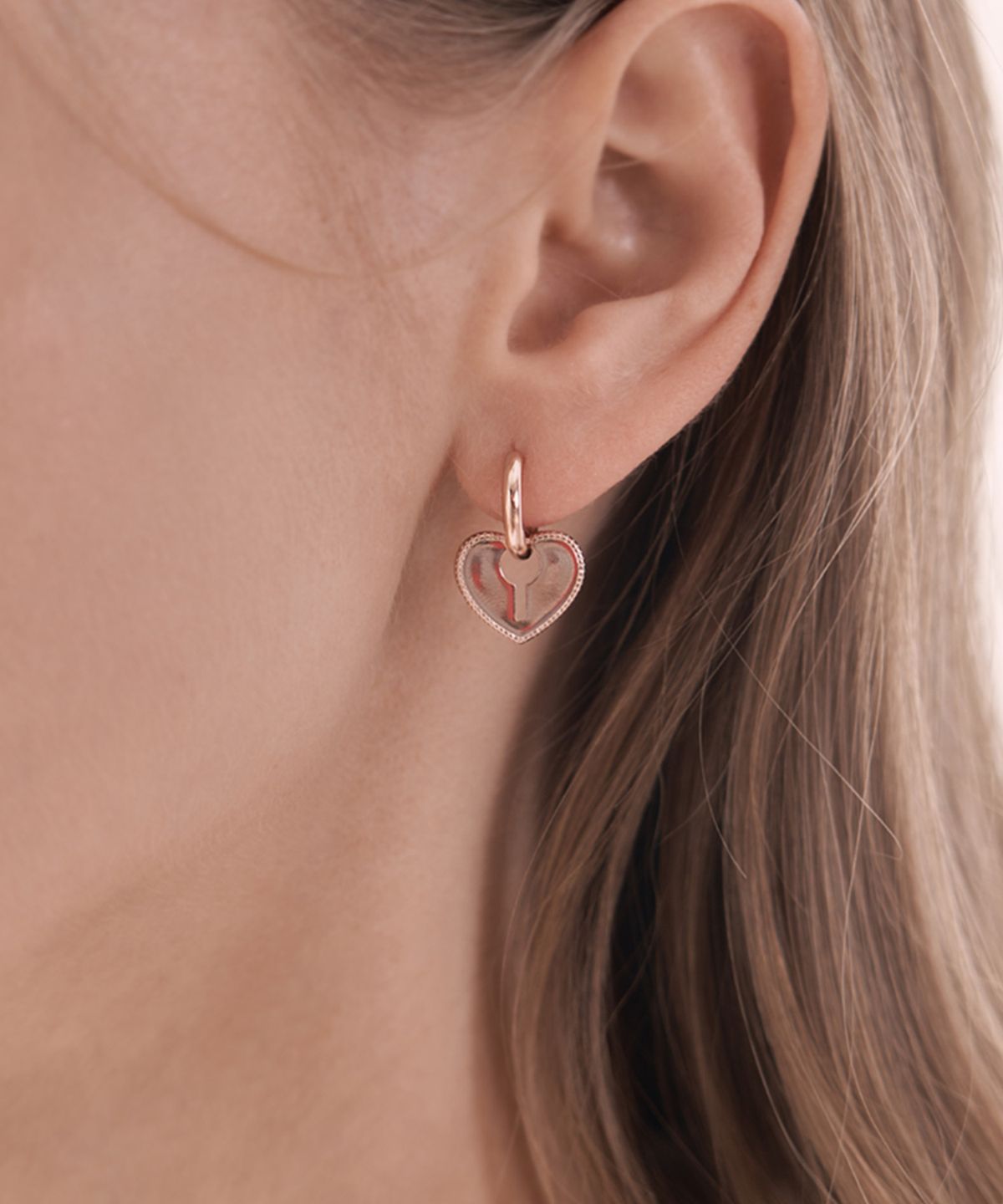 엘르주얼리(ELLEJEWELRY) 14K GF 하트 락 귀걸이 ELGPEE475