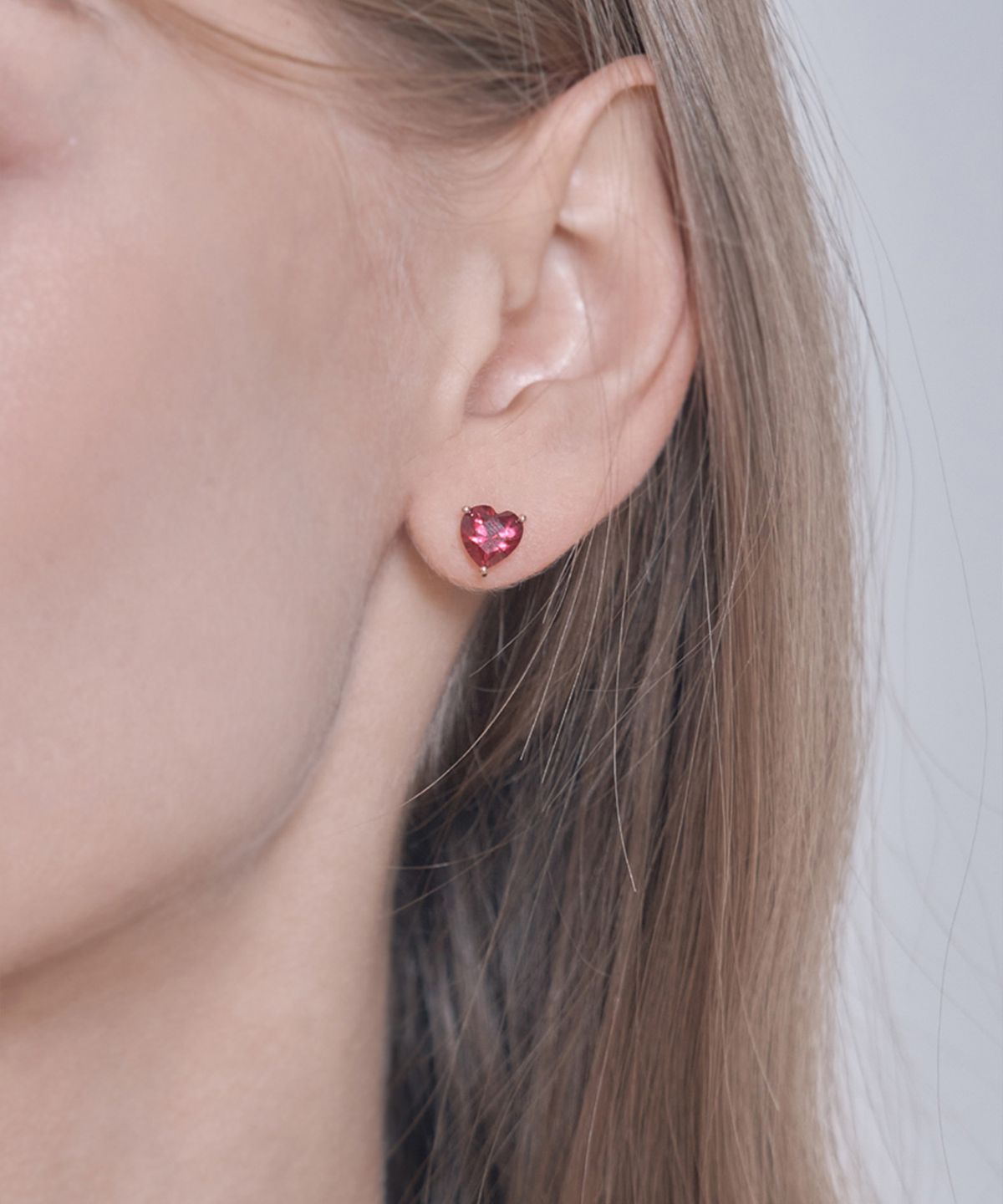 엘르주얼리(ELLEJEWELRY) 14K GF 루비 큐빅 하트 귀걸이 ELGPEE471