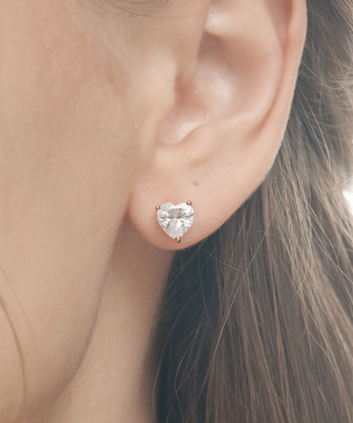 엘르주얼리(ELLEJEWELRY) 14K GF 루비 큐빅 하트 귀걸이 ELGPEE471
