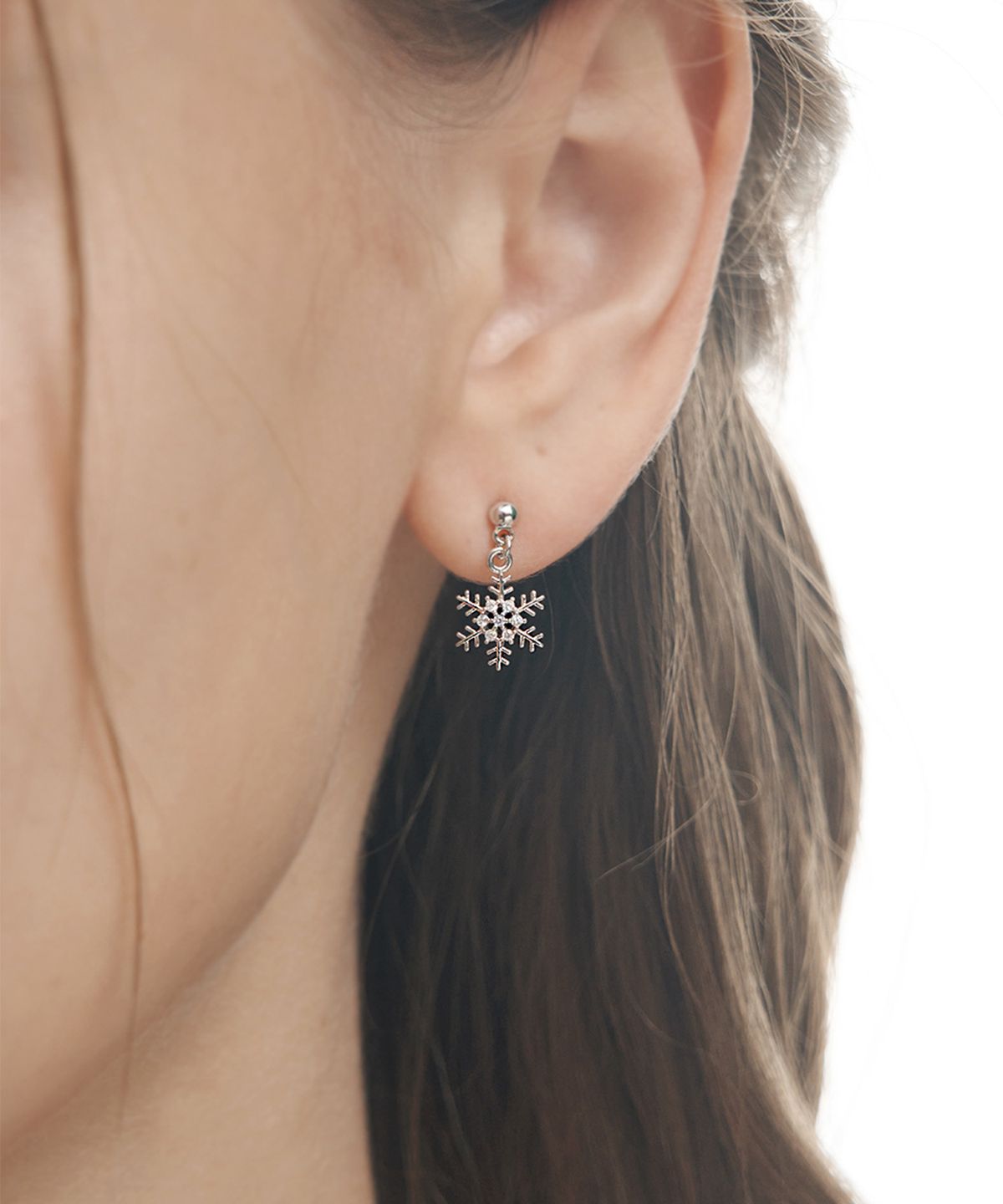 엘르주얼리(ELLEJEWELRY) 화이트 눈꽃 귀걸이 ELGPEE418