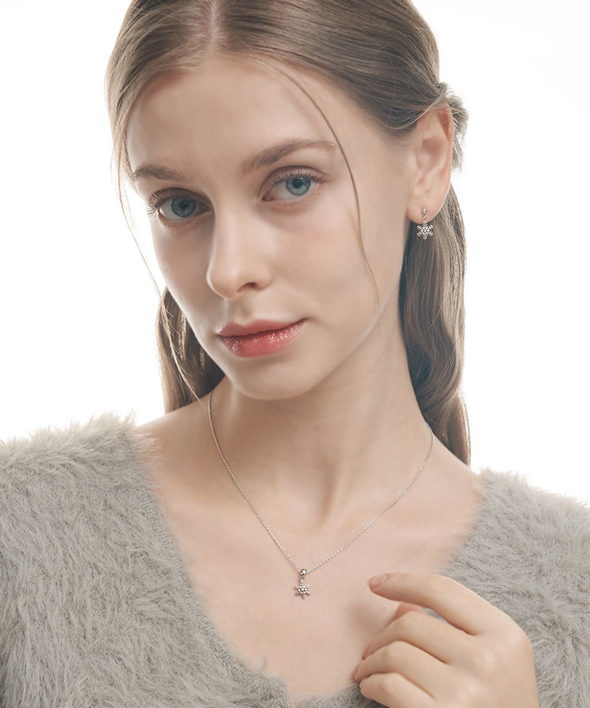 엘르주얼리(ELLEJEWELRY) 화이트 눈꽃 귀걸이 ELGPEE418
