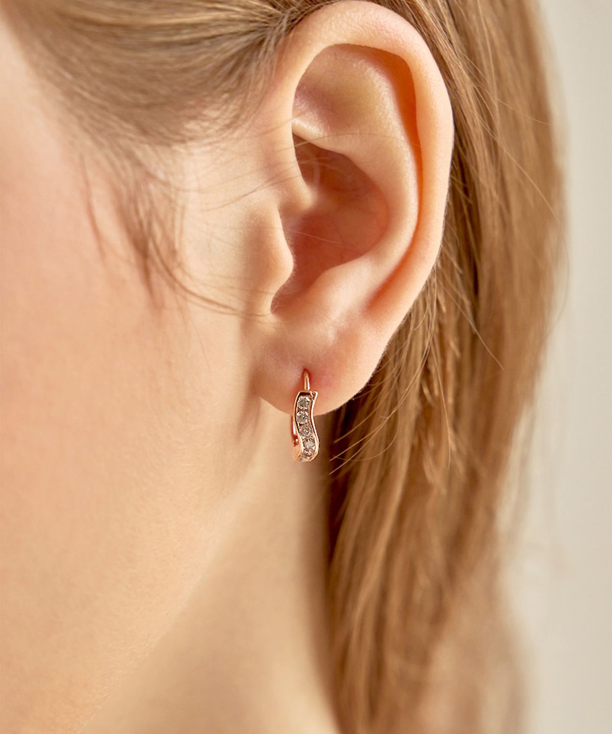 엘르주얼리(ELLEJEWELRY) 14K GF 물결라인 원터치 귀걸이 ELGPEE407