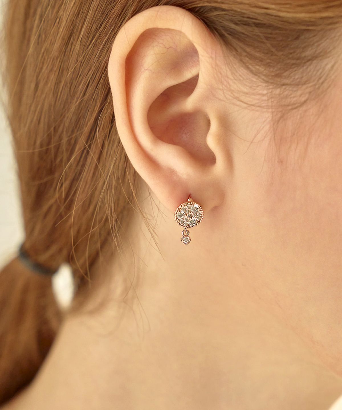 엘르주얼리(ELLEJEWELRY) 14K GF 큐빅 드롭 라운드 원터치 귀걸이 ELGPEE402