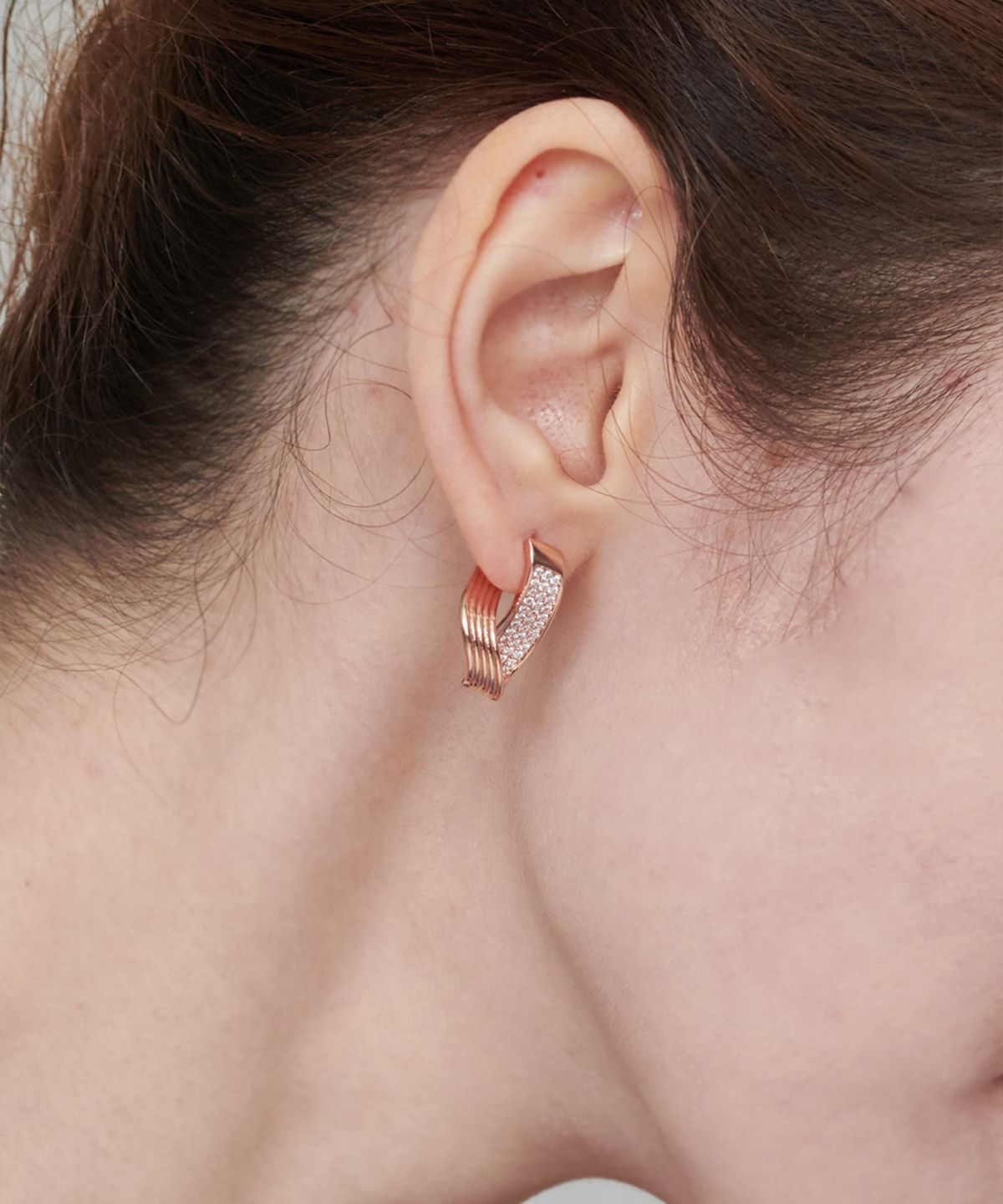 엘르주얼리(ELLEJEWELRY) 14K GF 볼드 사선라인 원터치 귀걸이 ELGPEE394