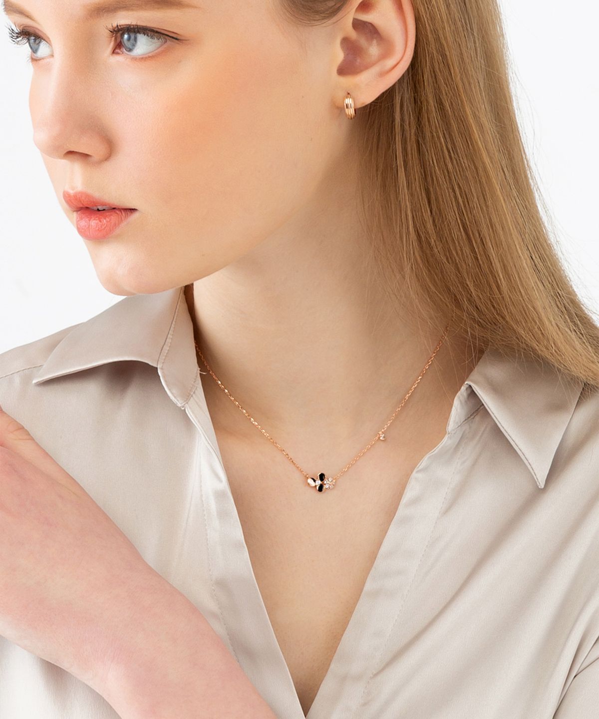 엘르주얼리(ELLEJEWELRY) 스톤 플라워 목걸이 ELBRNN158