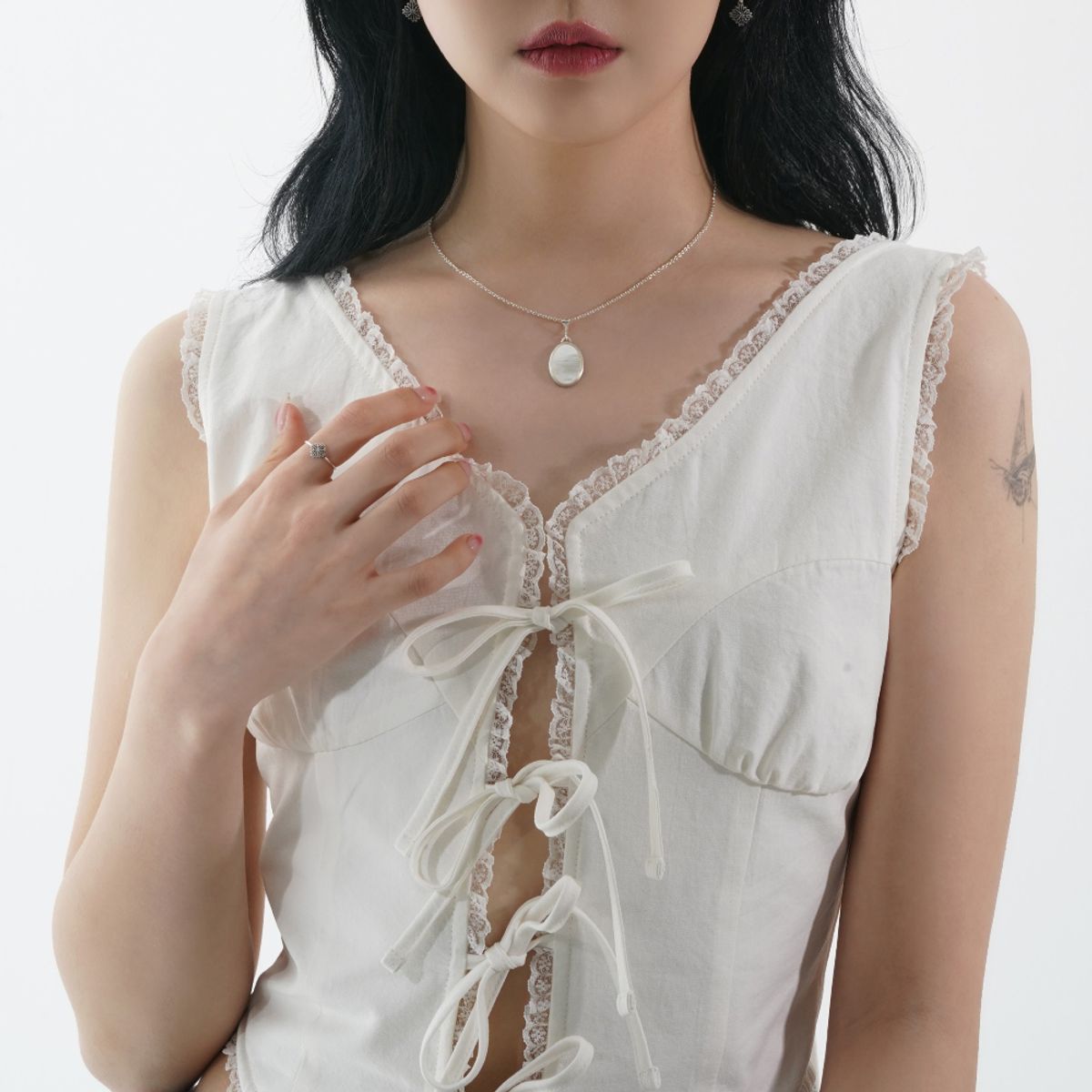 외사랑(OESALANG) CLOVER 백자개 목걸이 Matte (Thin necklace)