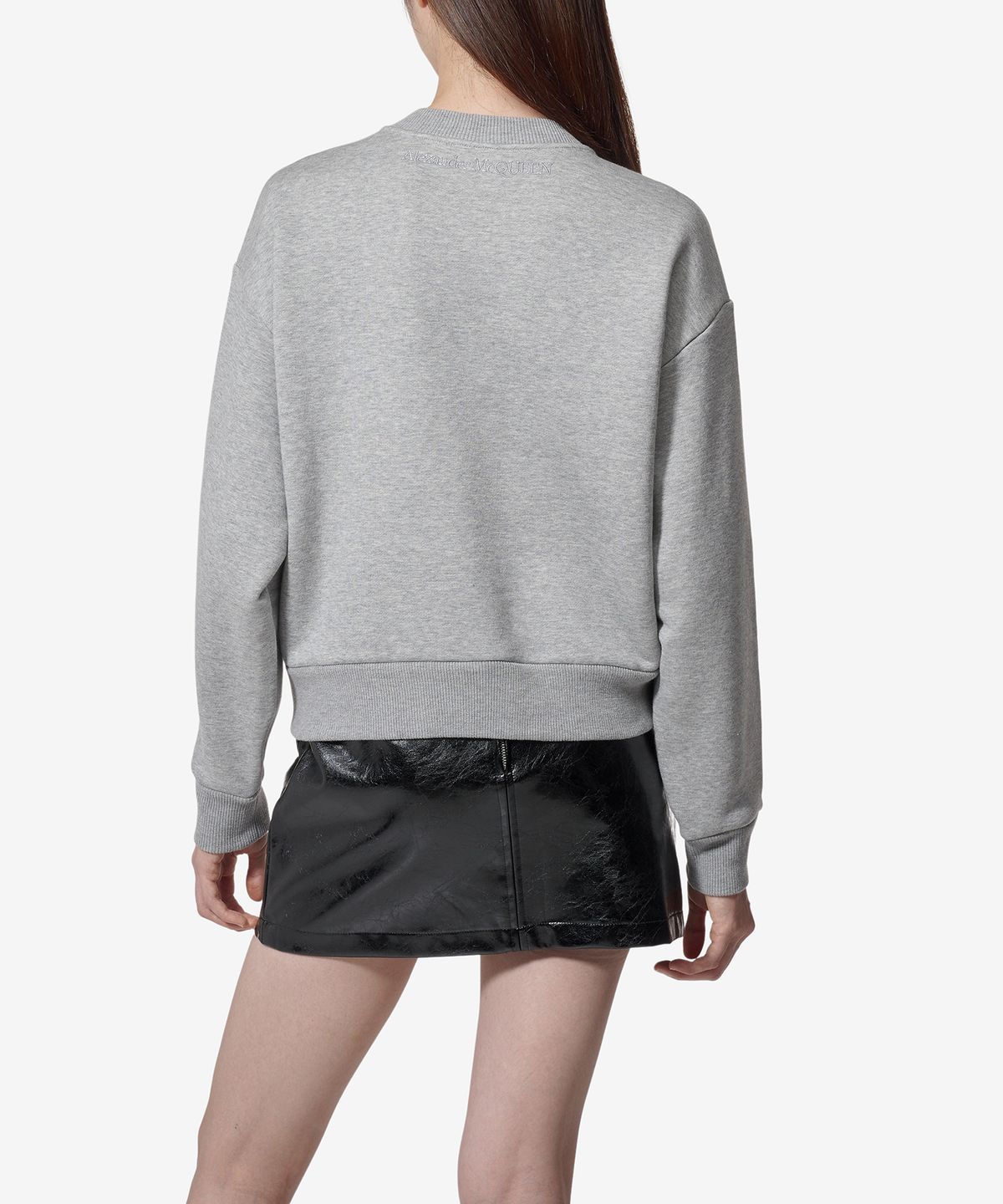 알렉산더 맥퀸(ALEXANDER McQUEEN) 슬래시 디테일 맨투맨 - 멜란지 그레이 / 794769QLAC81020