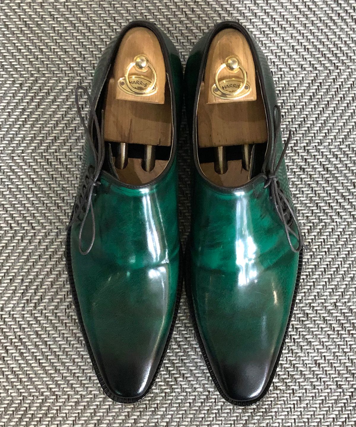 조앤슈(JOENSHOE) 카미유 사이드스트랩 홀컷 그린아도방