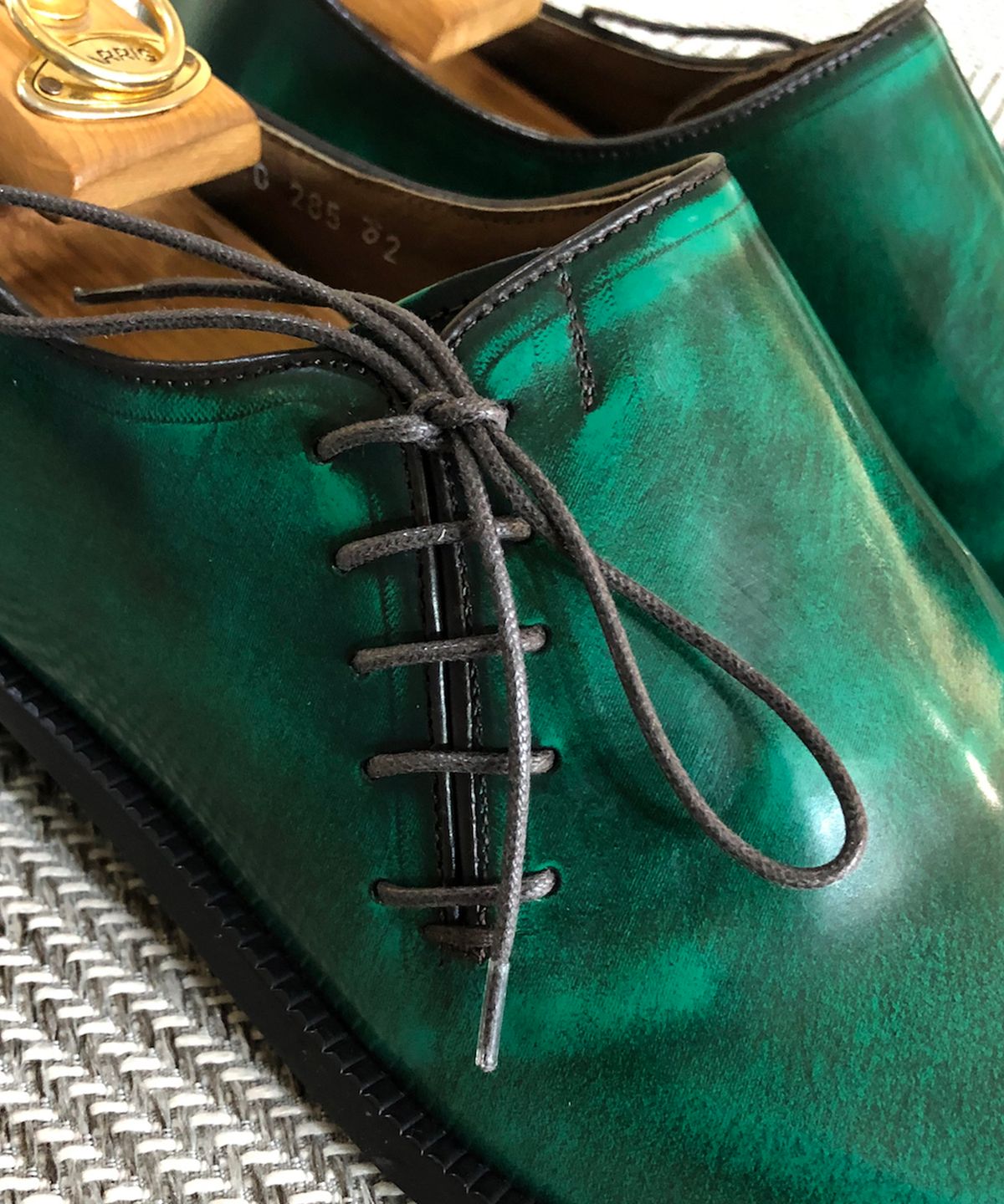 조앤슈(JOENSHOE) 카미유 사이드스트랩 홀컷 그린아도방