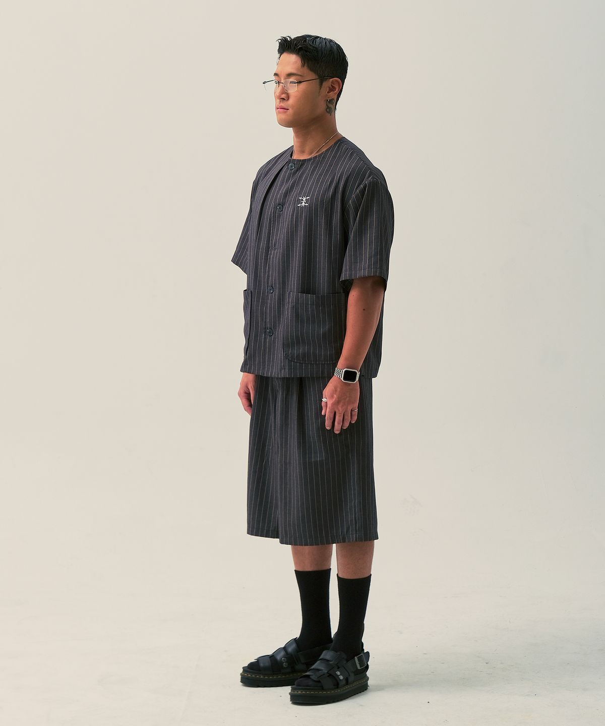 네이세이어(NAYSAYER) 스트라이프 핀턱 버뮤다 와이드 팬츠 (다크그레이)