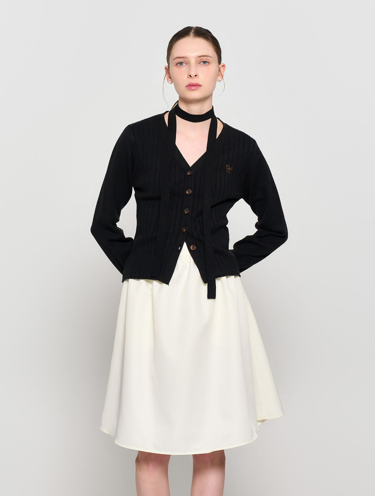 제너럴아이디어(GENERALIDEA) 에센셜 리브드 브이넥 가디건 [BLACK] / WBD3L04502
