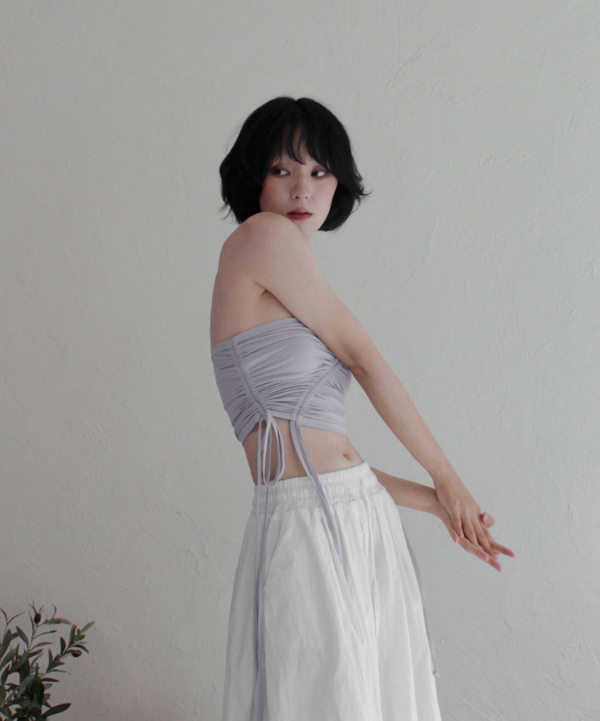 루바티(RUBATI) 셔링 스트랩 튜브탑_도브 그레이