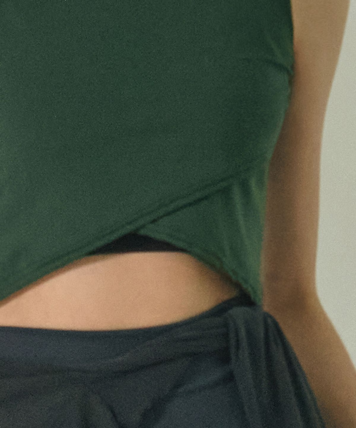 데비웨어(DEVIWEAR) 칼리 크롭 슬리브리스 DEVI-TS0021-딥그린