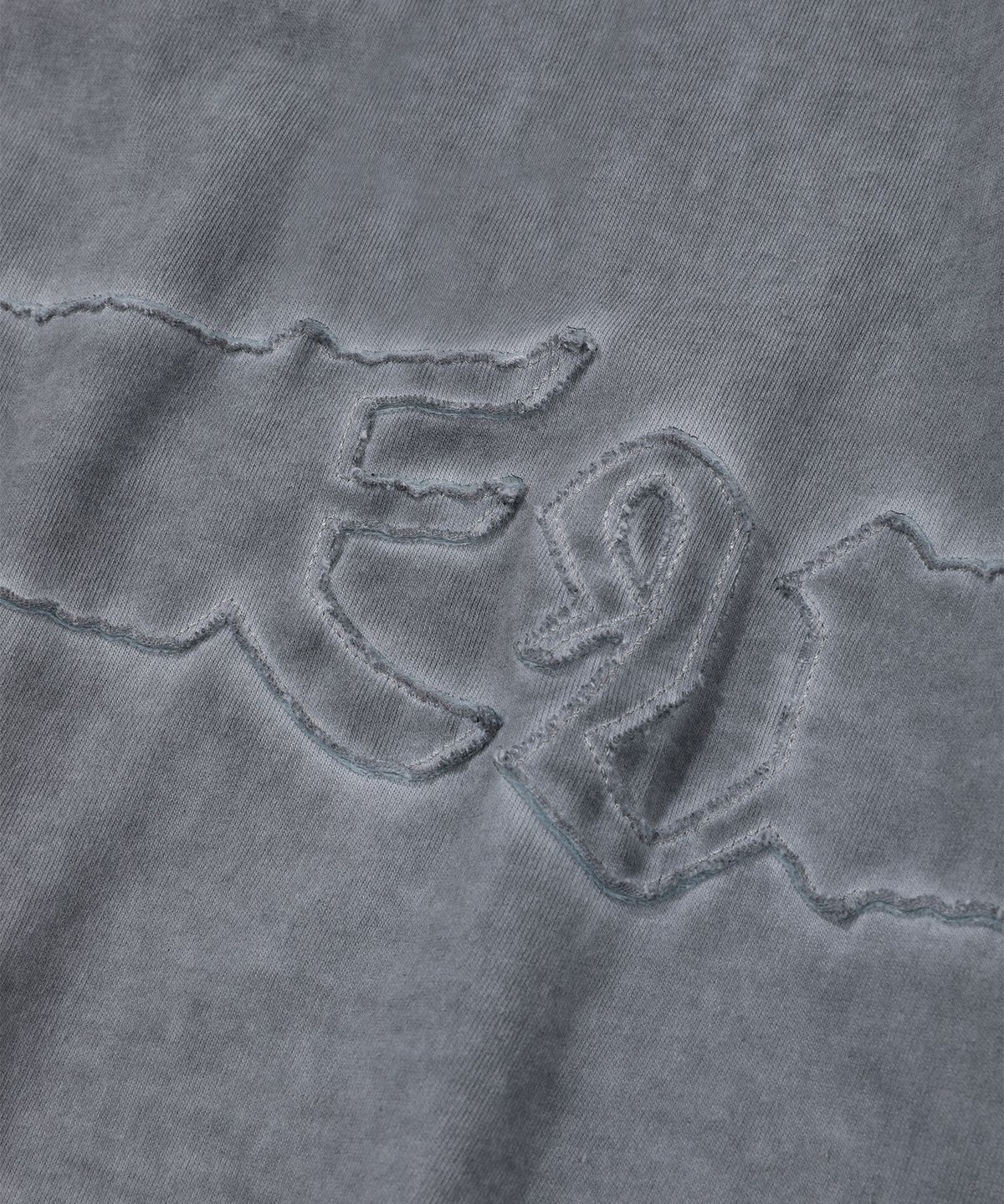 에피소드 언타이틀(EPISODE UNTITLED) LUNA WASHED SIGNATURE APPLIQUE T-SHIRT_BLUE GREY