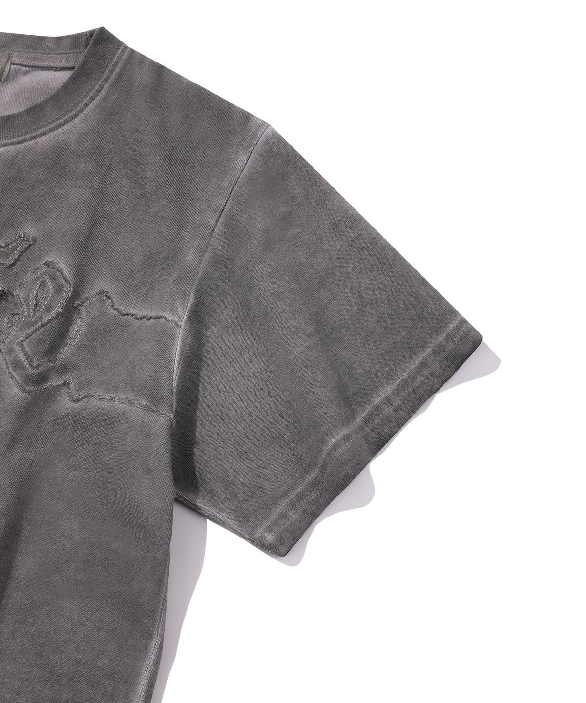에피소드 언타이틀(EPISODE UNTITLED) CROP LUNA WASHED SIGNATURE APPLIQUE T-SHIRT_COCOA GREY