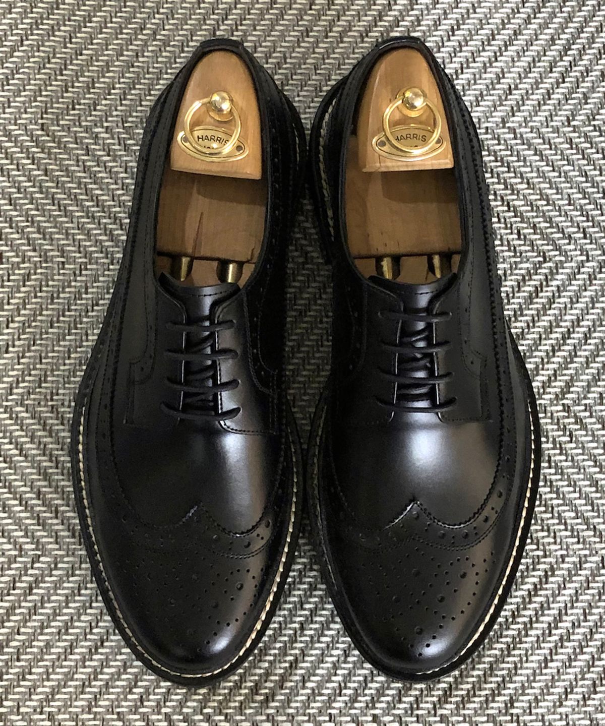 조앤슈(JOENSHOE) 휴만 스티치 윙팁 옥스퍼드 블랙