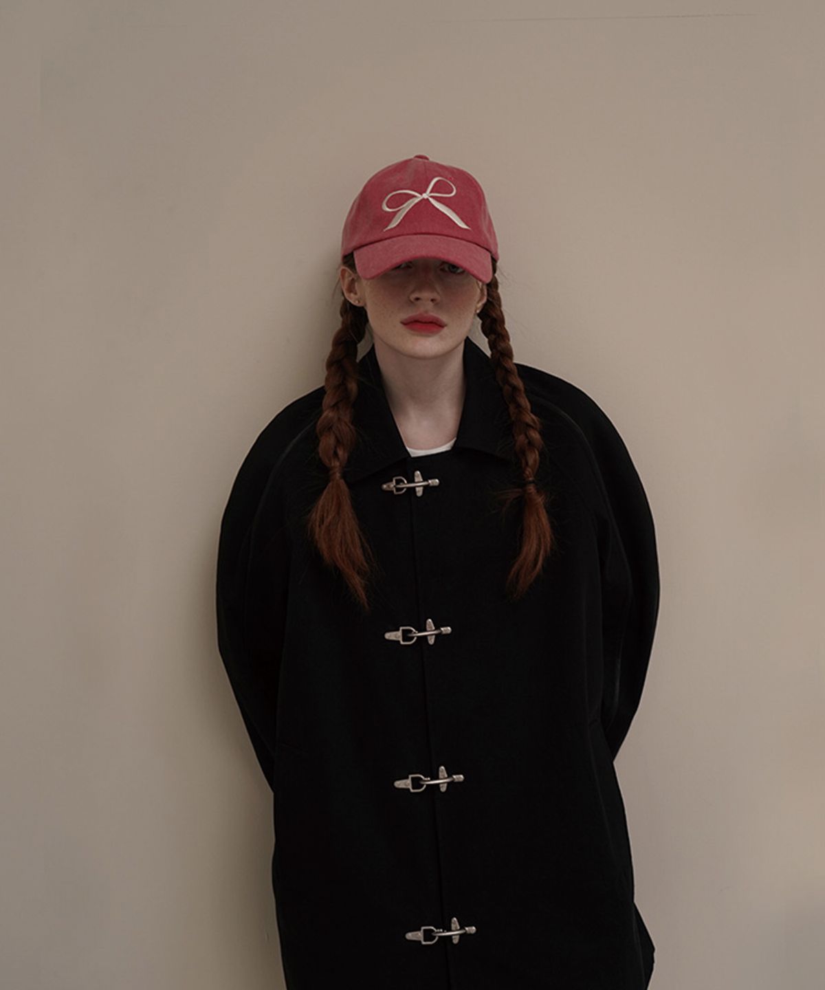 유베이지(UBEIGE) 리본 피그먼트 볼캡 (Red)