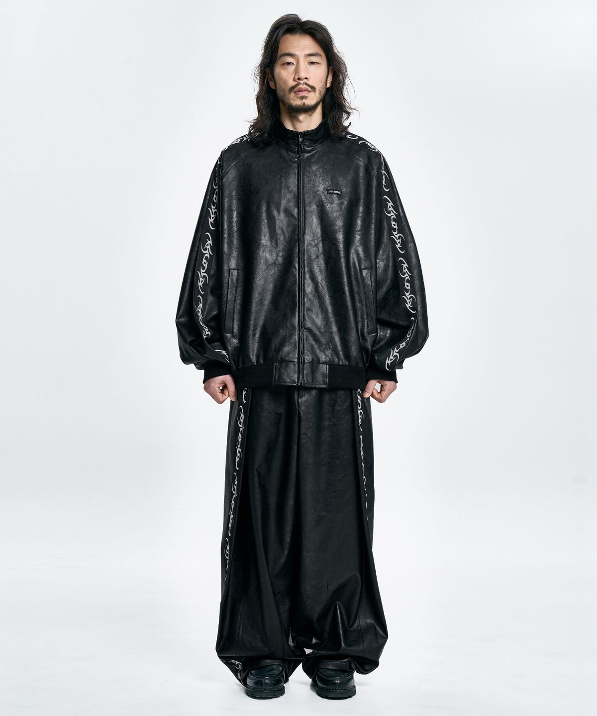 아조바이아조(AJOBYAJO) Vegan Leather One Tuck Track Pants [BLACK]