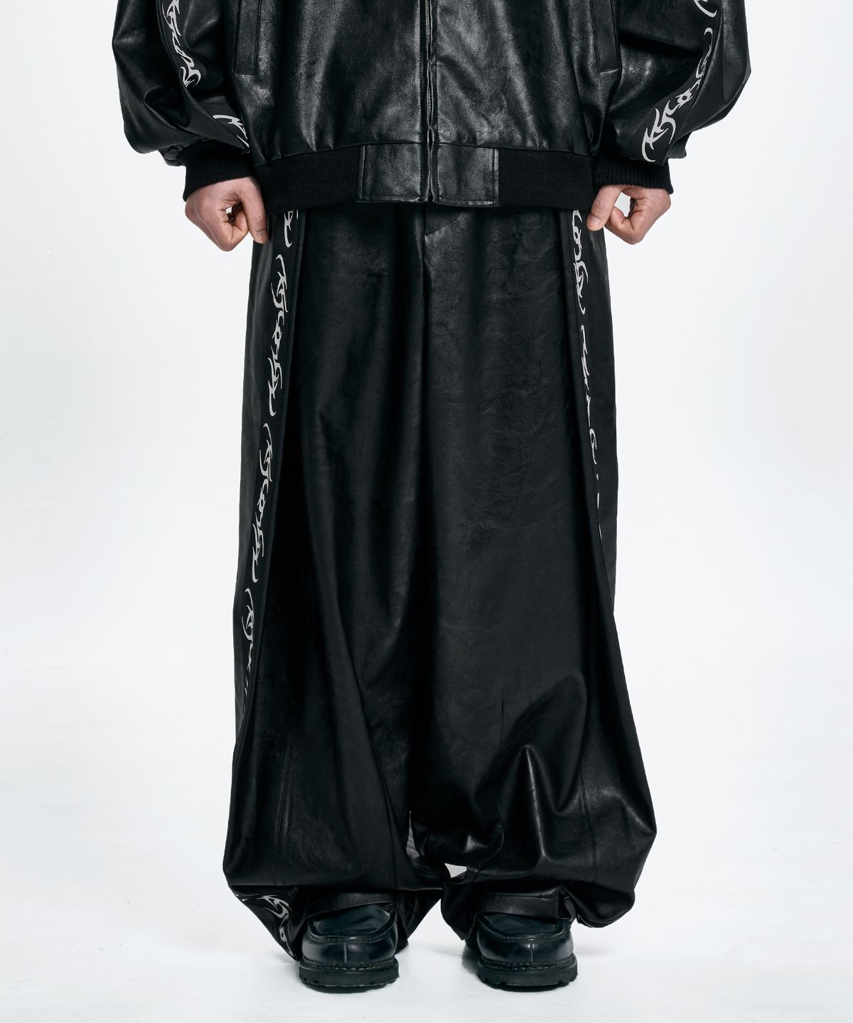 아조바이아조(AJOBYAJO) Vegan Leather One Tuck Track Pants [BLACK]