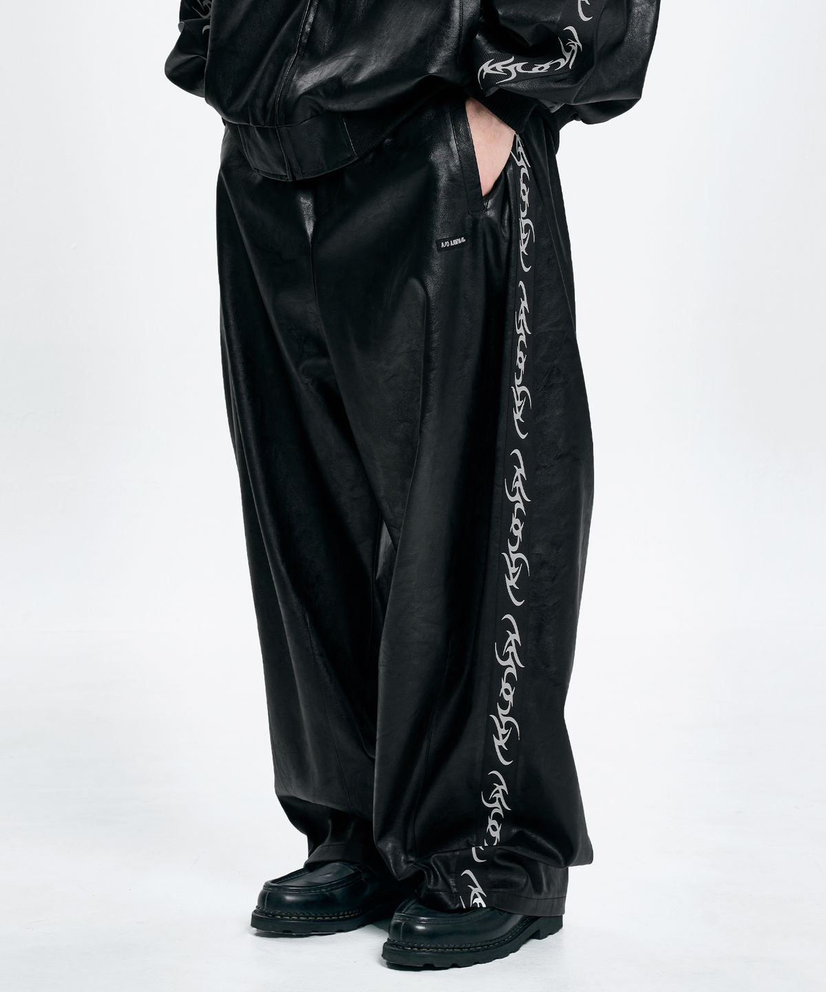 아조바이아조(AJOBYAJO) Vegan Leather One Tuck Track Pants [BLACK]