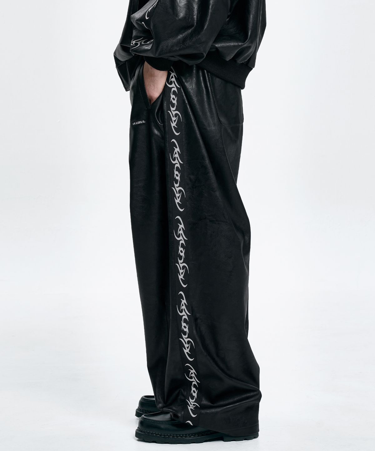 아조바이아조(AJOBYAJO) Vegan Leather One Tuck Track Pants [BLACK]
