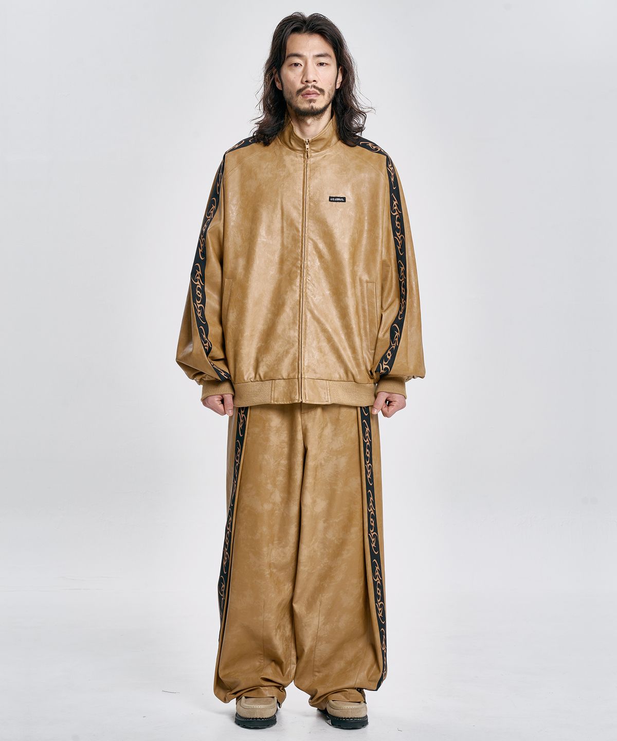 아조바이아조(AJOBYAJO) Vegan Leather One Tuck Track Pants [CAMEL]