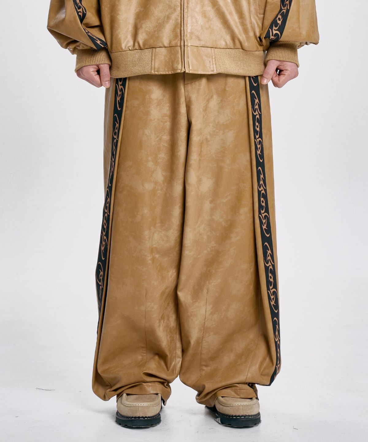아조바이아조(AJOBYAJO) Vegan Leather One Tuck Track Pants [CAMEL]