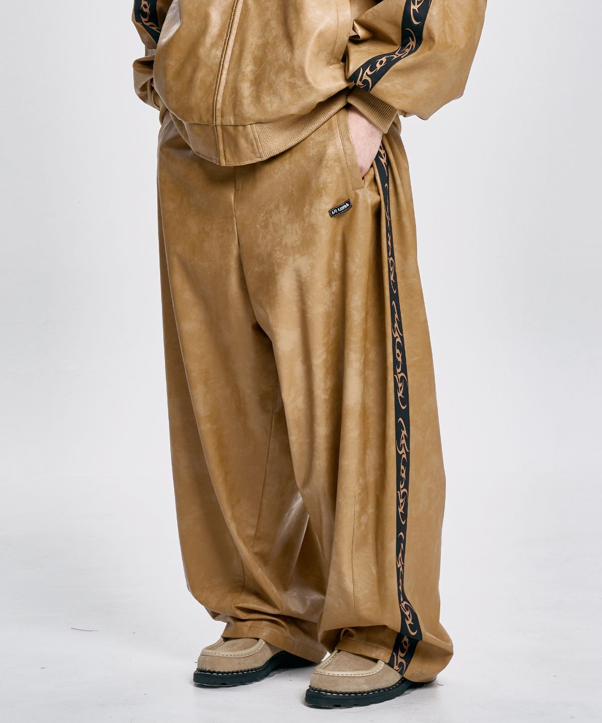 아조바이아조(AJOBYAJO) Vegan Leather One Tuck Track Pants [CAMEL]