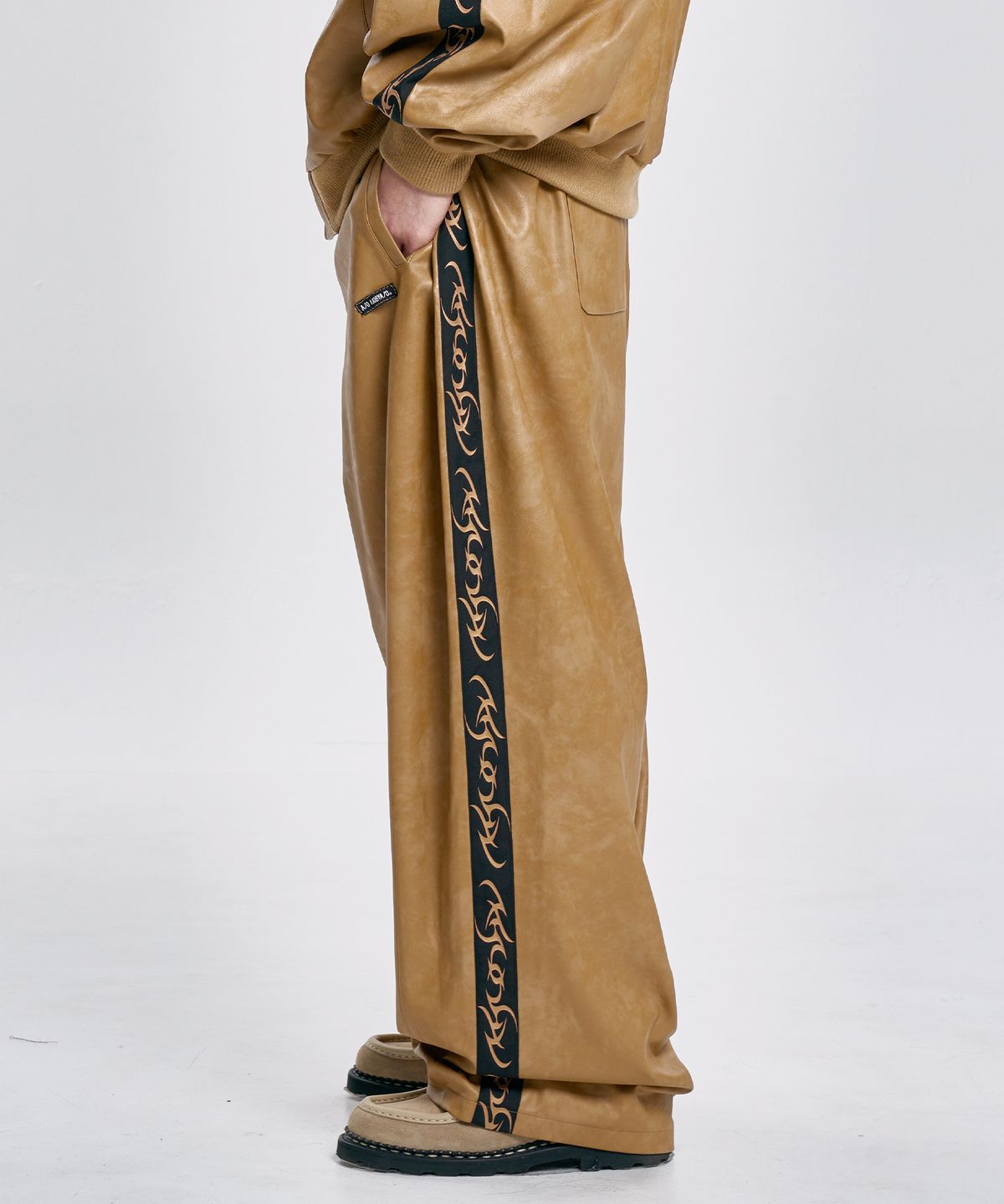 아조바이아조(AJOBYAJO) Vegan Leather One Tuck Track Pants [CAMEL]