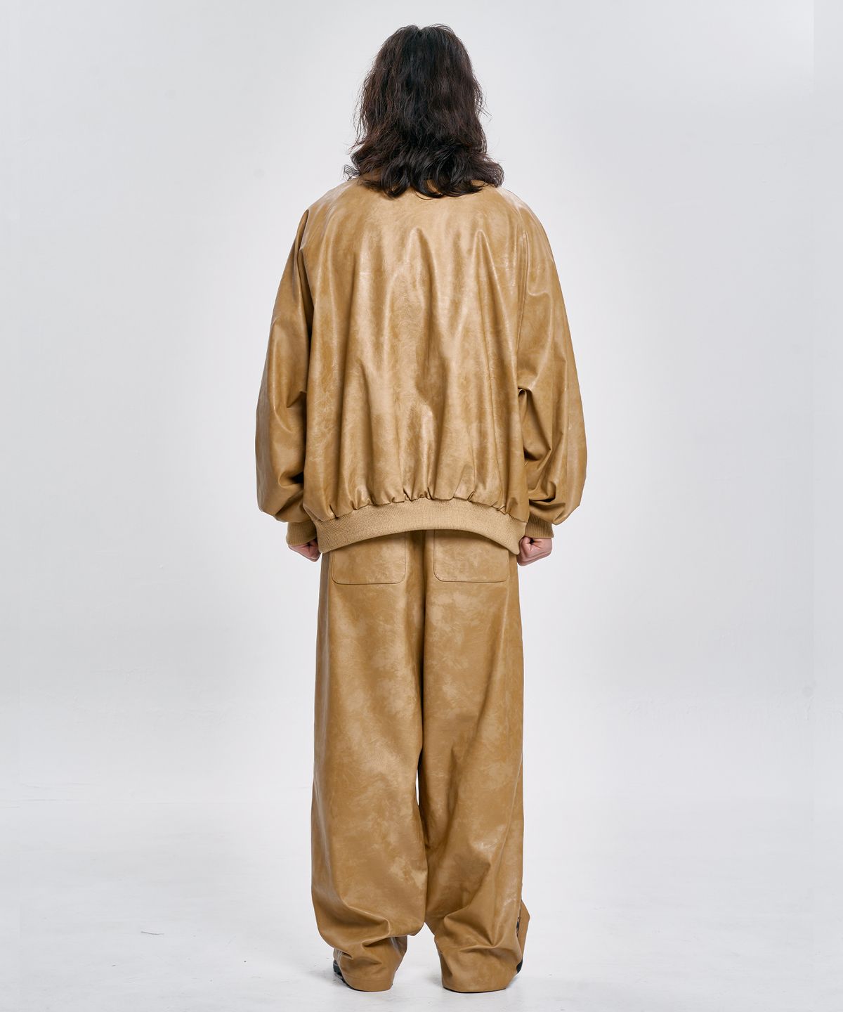 아조바이아조(AJOBYAJO) Vegan Leather One Tuck Track Pants [CAMEL]