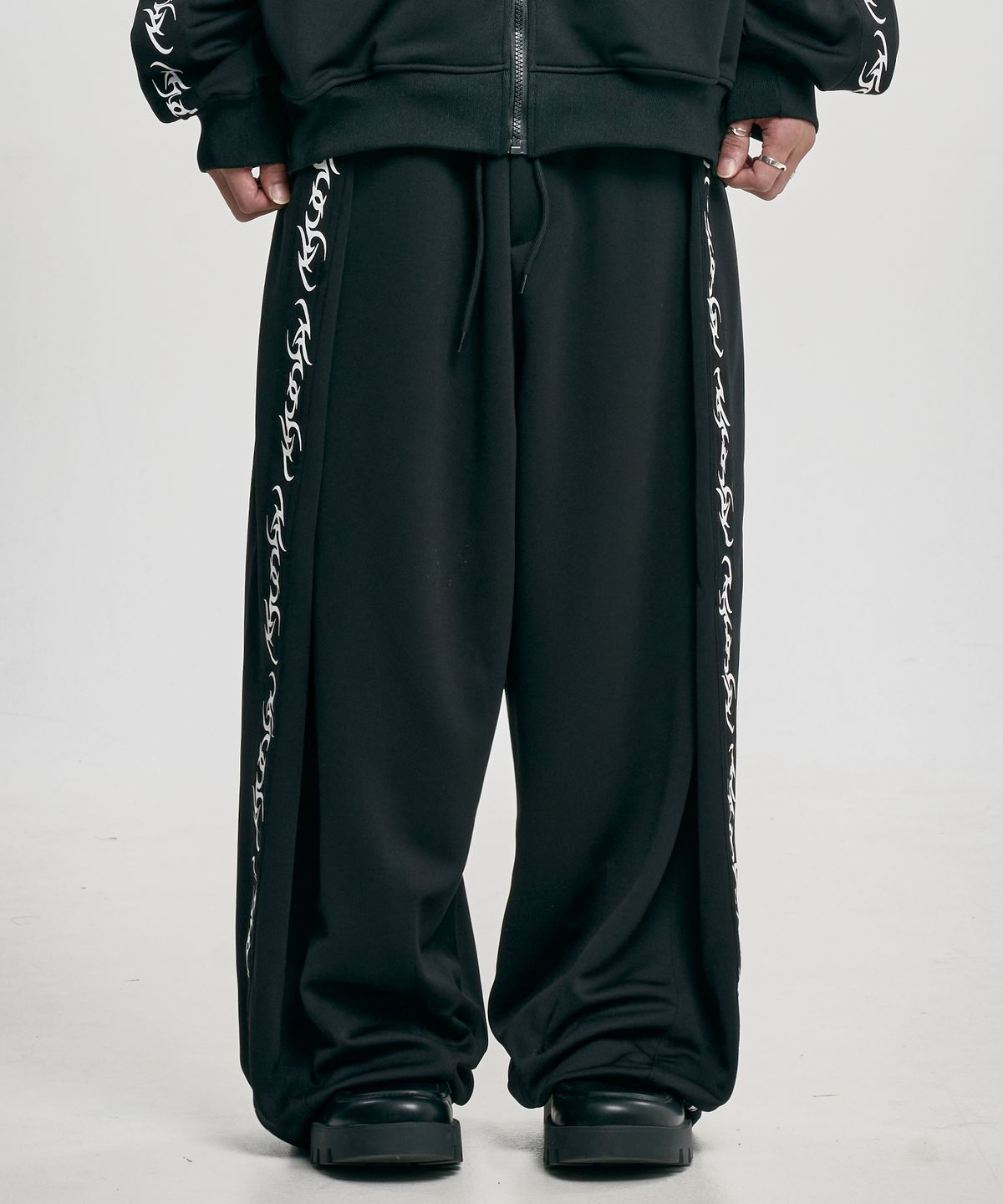 아조바이아조(AJOBYAJO) One Tuck Track Pants [BLACK]
