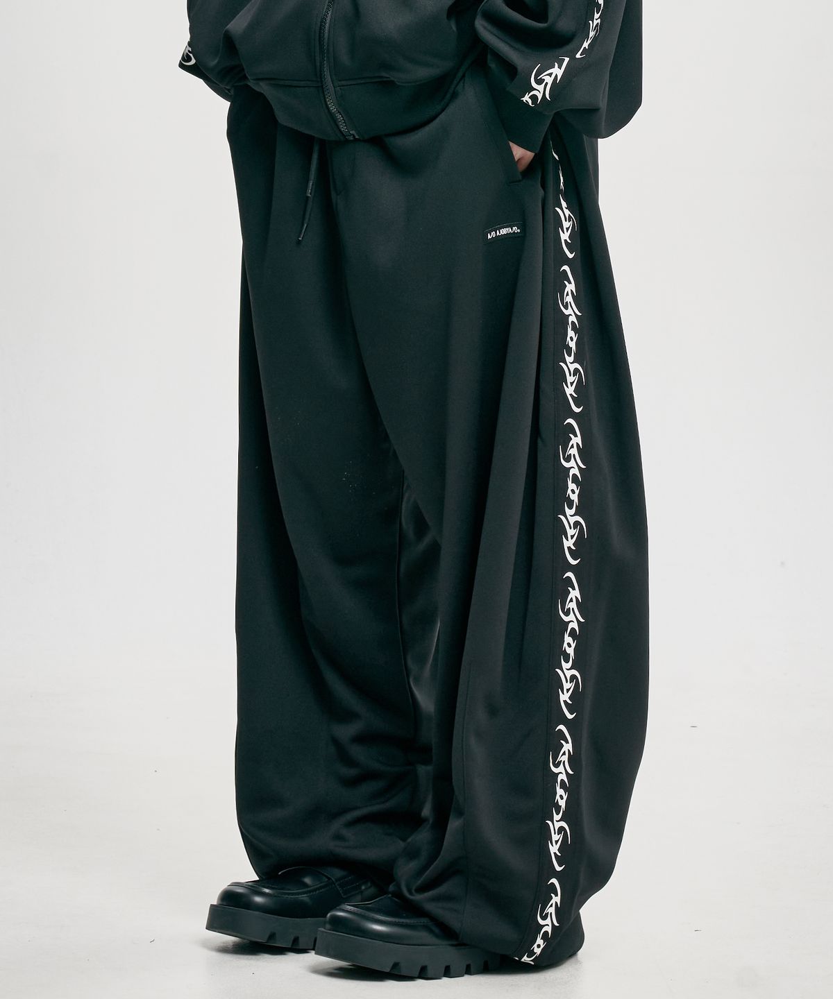 아조바이아조(AJOBYAJO) One Tuck Track Pants [BLACK]