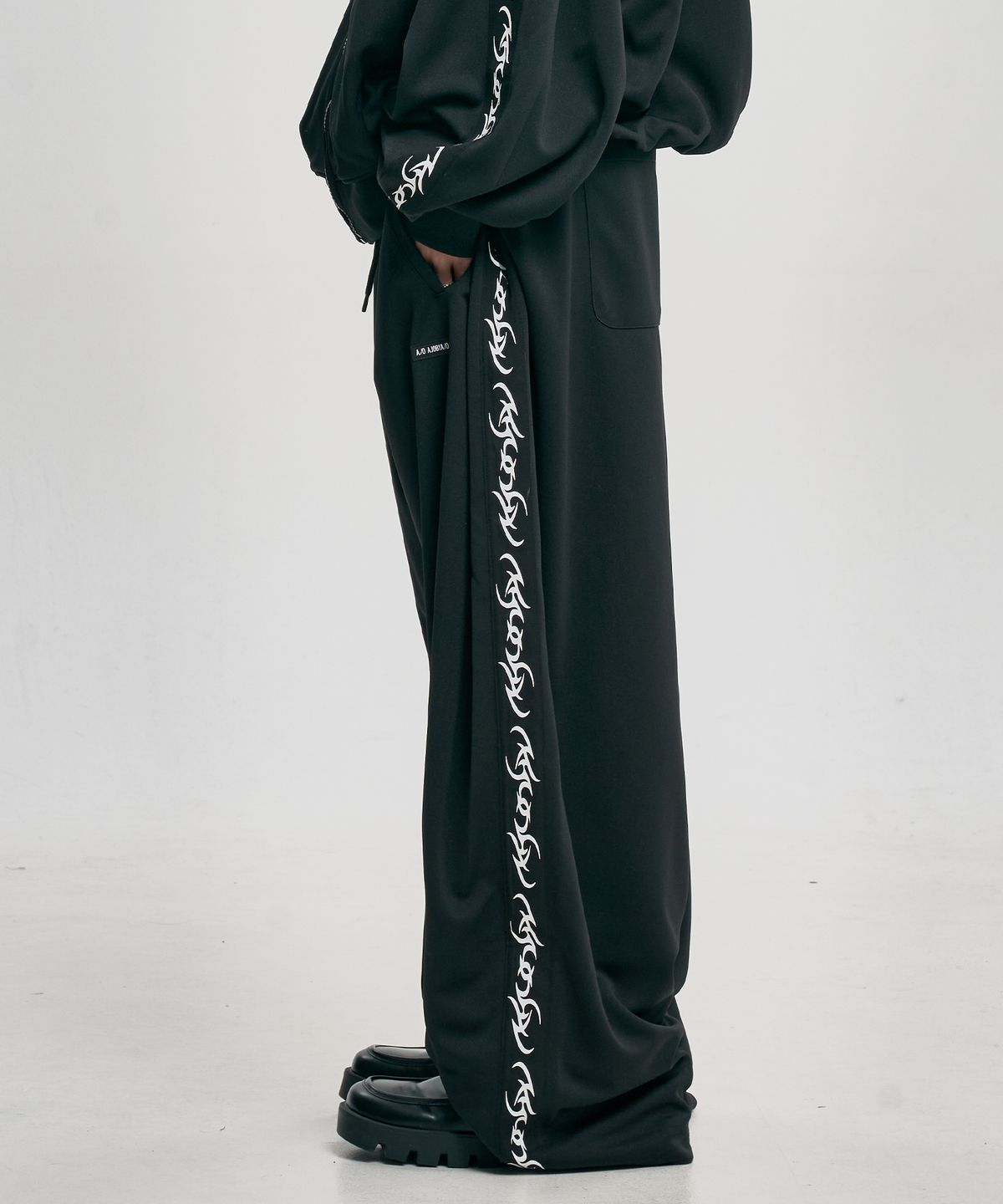 아조바이아조(AJOBYAJO) One Tuck Track Pants [BLACK]