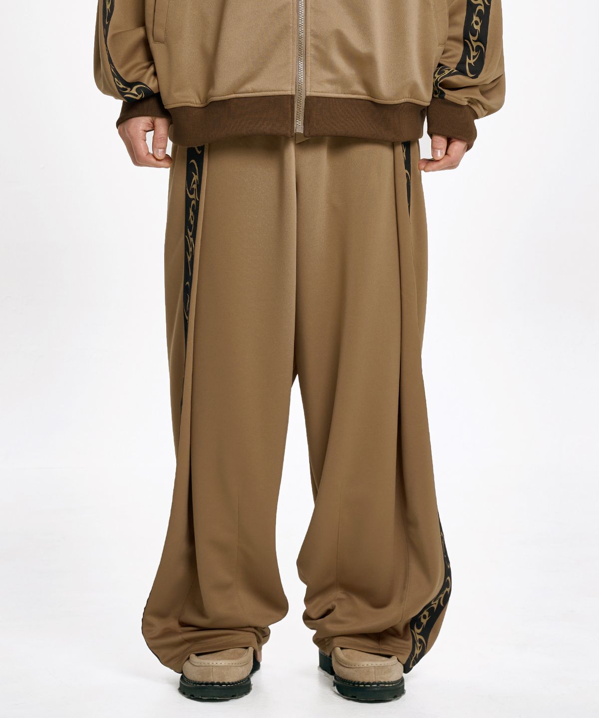 아조바이아조(AJOBYAJO) One Tuck Track Pants [MOCHA]
