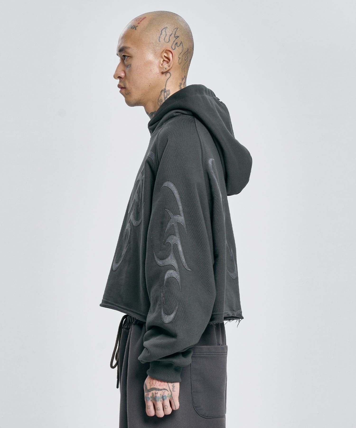 MUSINSA | AJOBYAJO Tribal AJO Applique Cropped Hoodie [CHARCOAL]