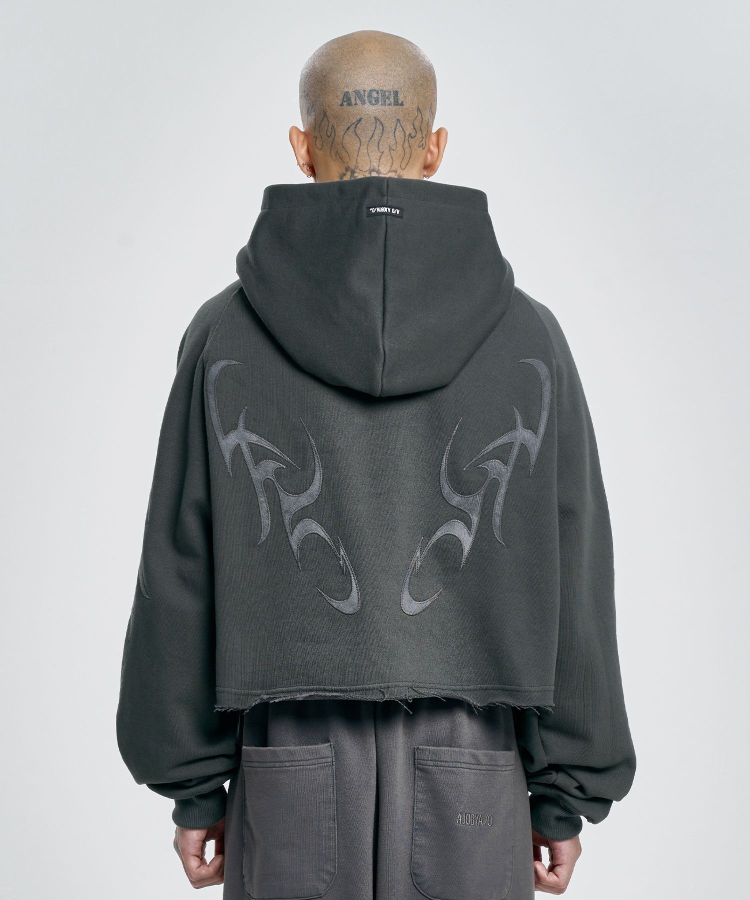 【AJO AJOBYAJO】24FW★ Tribal AJO Applique Cropped Hoodie MUSINSA | AJOBYAJO Tribal AJO Applique Cropped Hoodie [CHARCOAL]