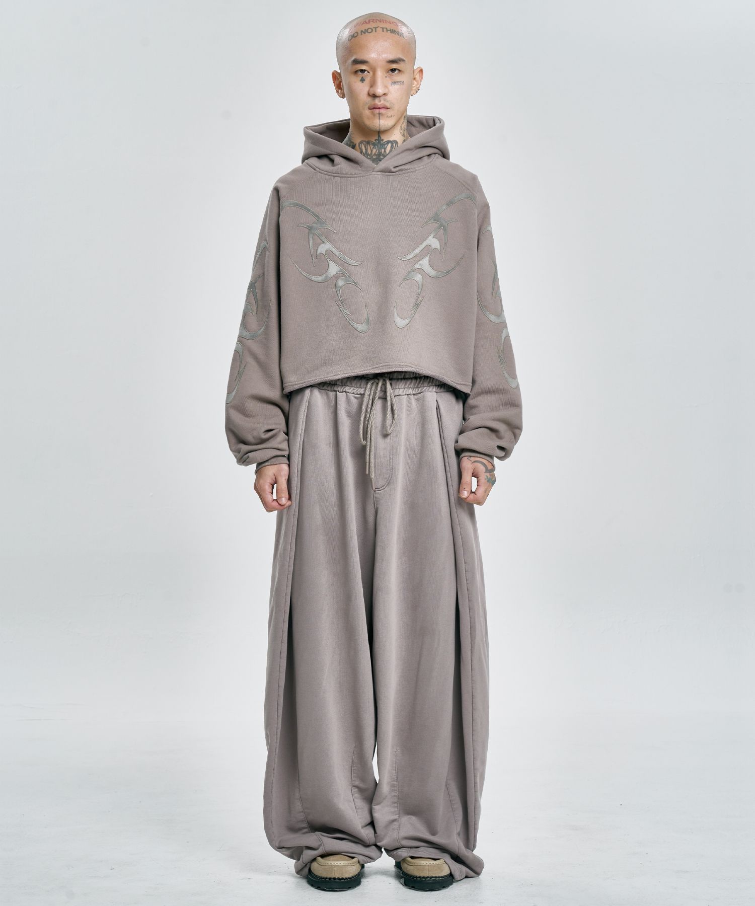 【AJO AJOBYAJO】24FW★ Tribal AJO Applique Cropped Hoodie MUSINSA | AJOBYAJO Tribal AJO Applique Cropped Hoodie [CHARCOAL]