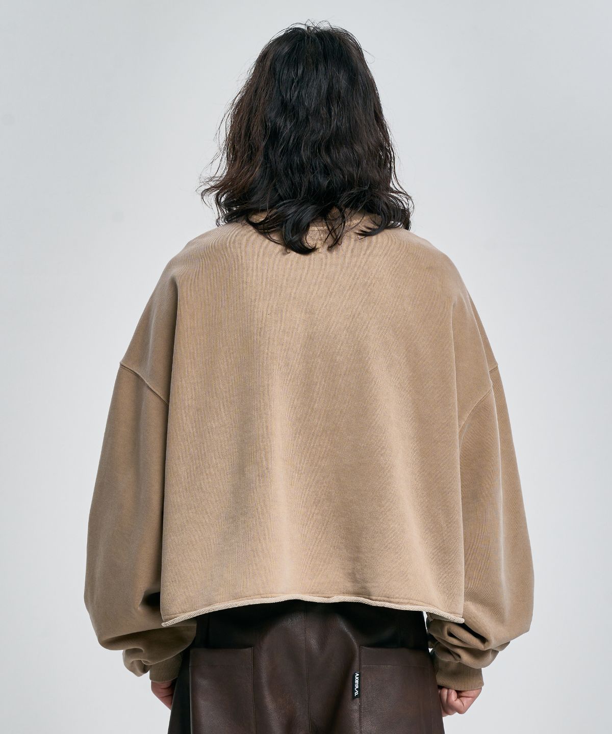 아조바이아조(AJOBYAJO) THE CHAIN Washed Cropped Sweatshirt [MOCHA]