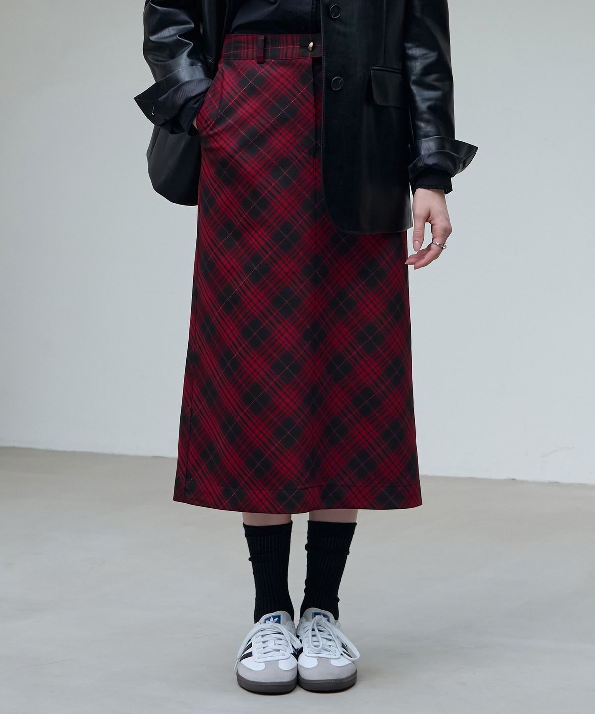 드로우핏 우먼(DRAWFIT WOMEN) 바이어스 체크 골디쉬 미디 스커트 [NAVY]