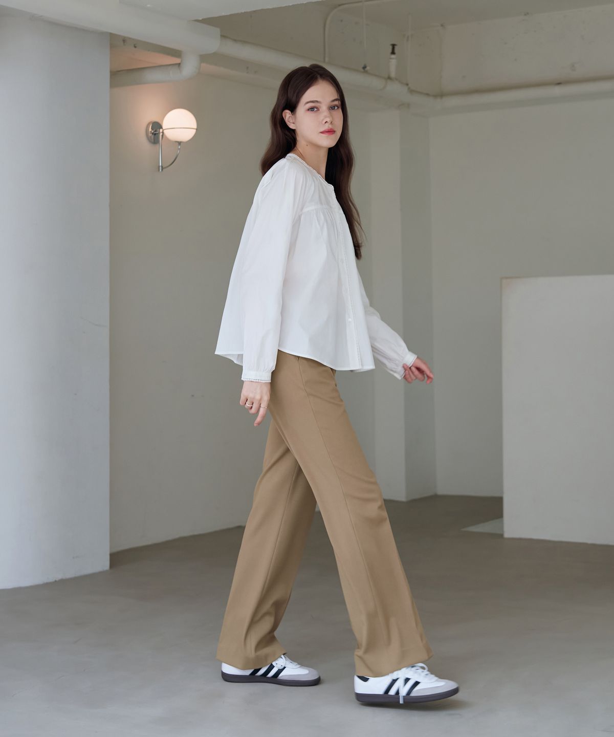 드로우핏 우먼(DRAWFIT WOMEN) 뮤트 셔링 레이스 코튼 블라우스 [WHITE]