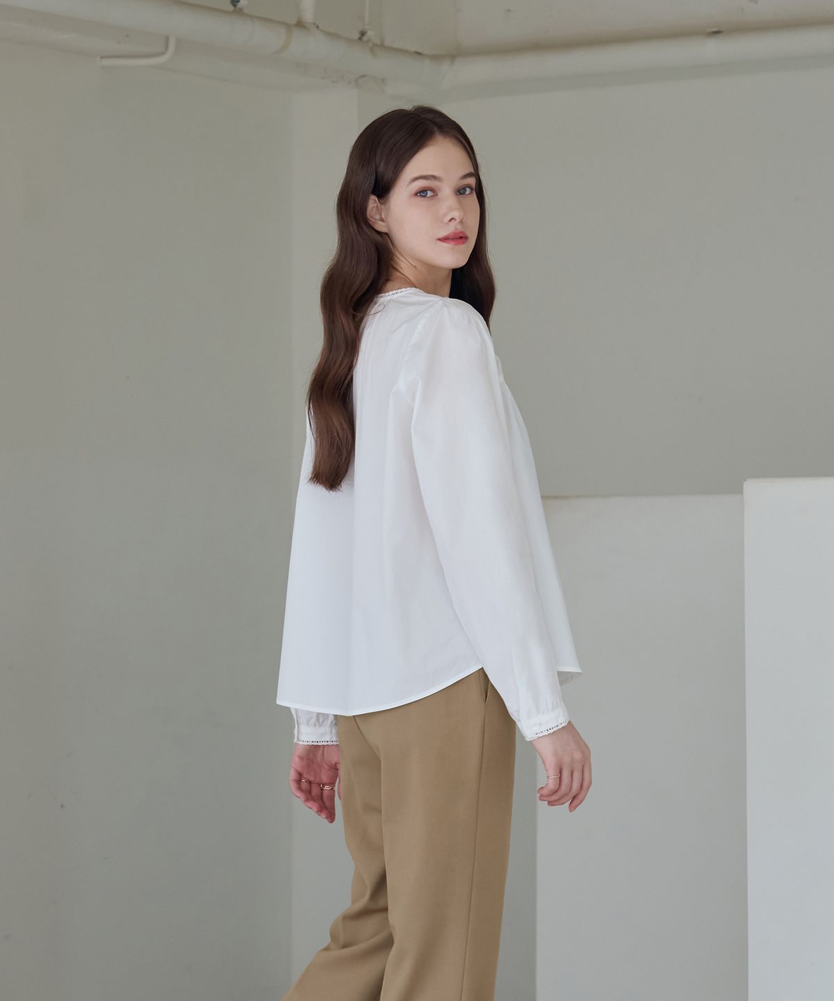 드로우핏 우먼(DRAWFIT WOMEN) 뮤트 셔링 레이스 코튼 블라우스 [BLACK]