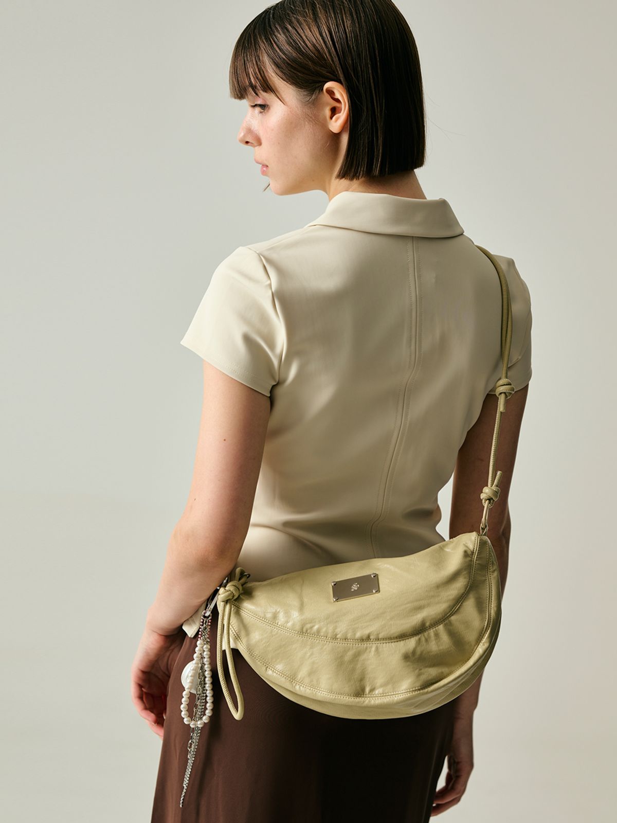 샐볼(SALBOL) LEATHER CROSS POUCH BAG[BEIGE]