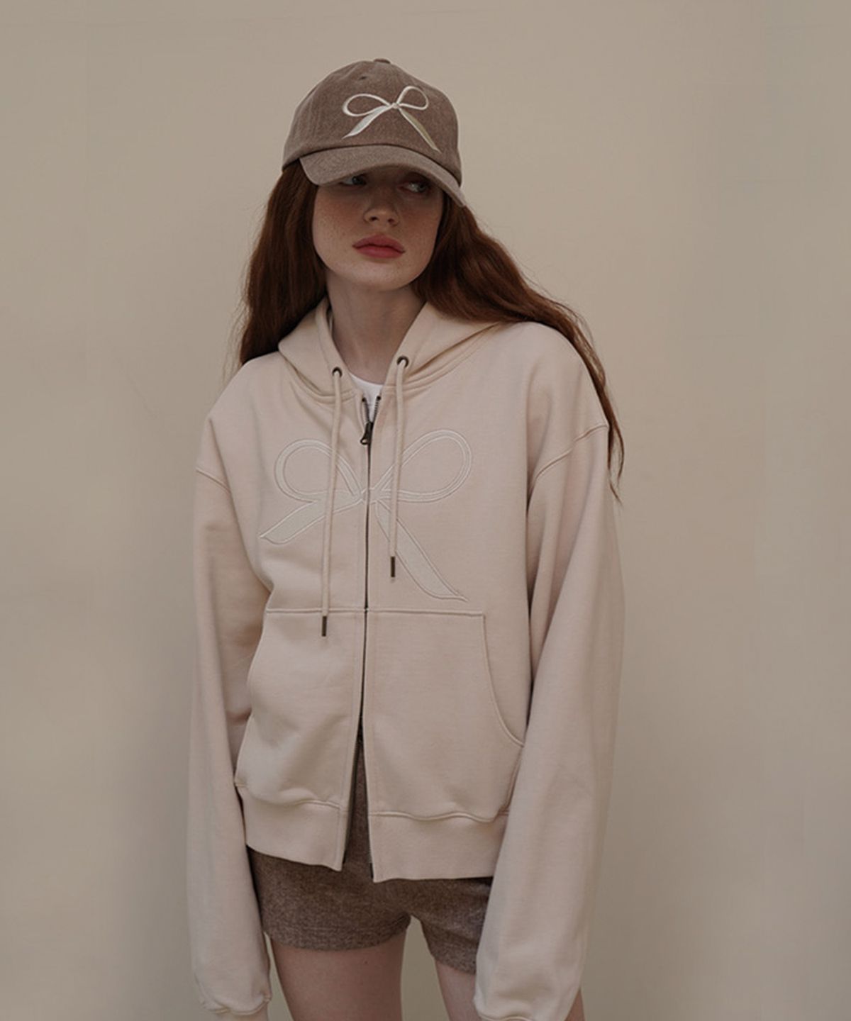 유베이지(UBEIGE) 리본 피그먼트 볼캡 (Brown)
