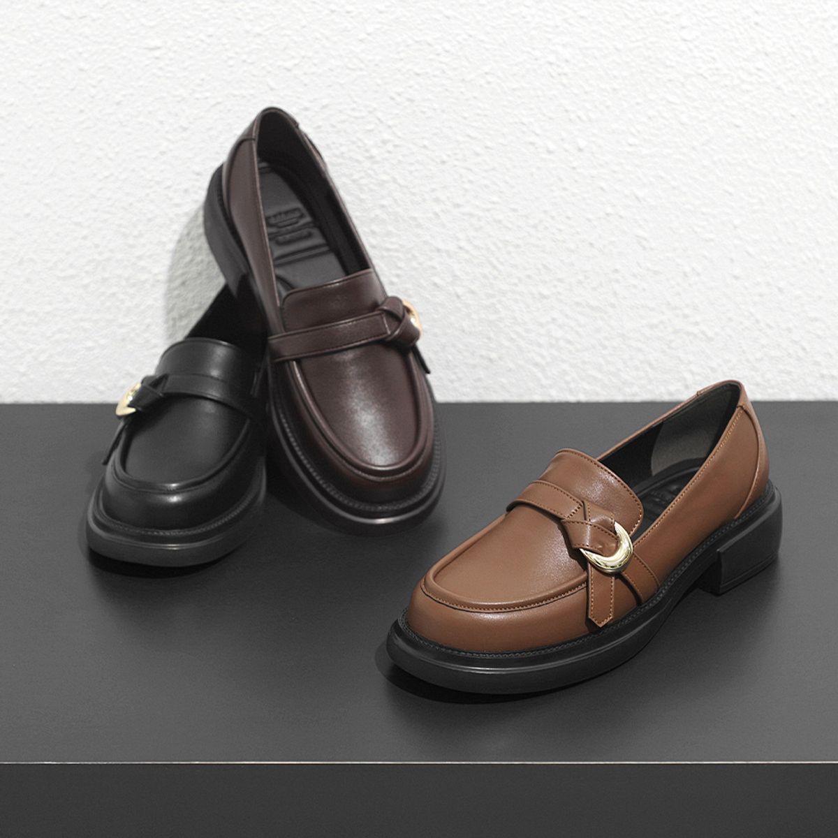 엘칸토(ELCANTO) 마쯔 여성 경량 스트랩 포인트 로퍼 4cm LCWC49M439