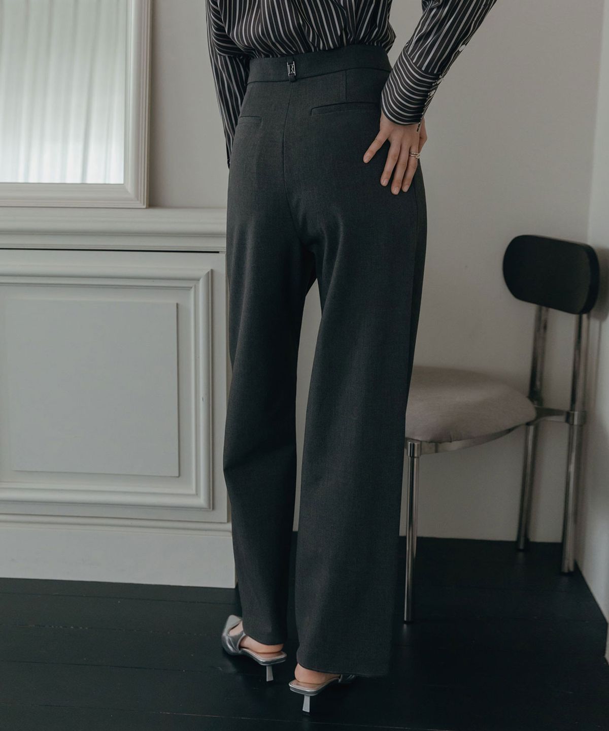 일로제(ILROZE) 더블 턱 와이드 벨트 슬랙스 (차콜)