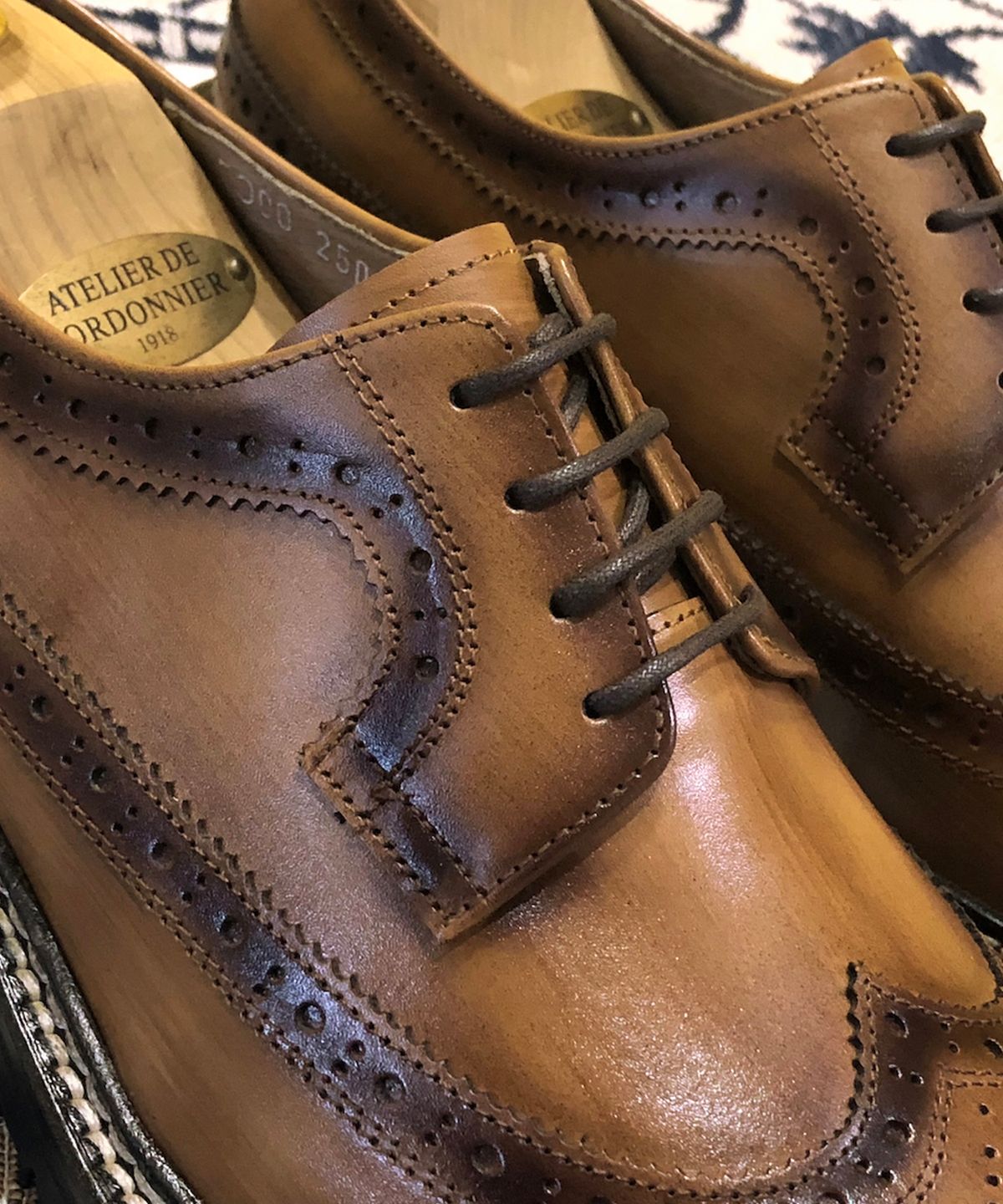 조앤슈(JOENSHOE) 휴만 스티치 윙팁 옥스퍼드 버닝브라운