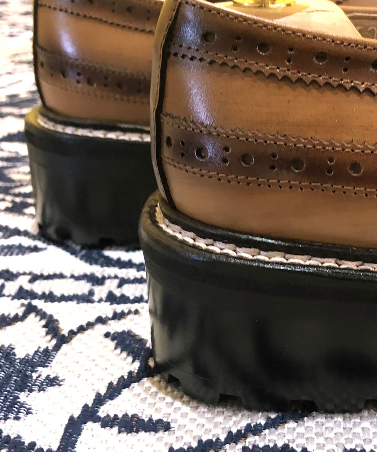 조앤슈(JOENSHOE) 휴만 스티치 윙팁 옥스퍼드 버닝브라운